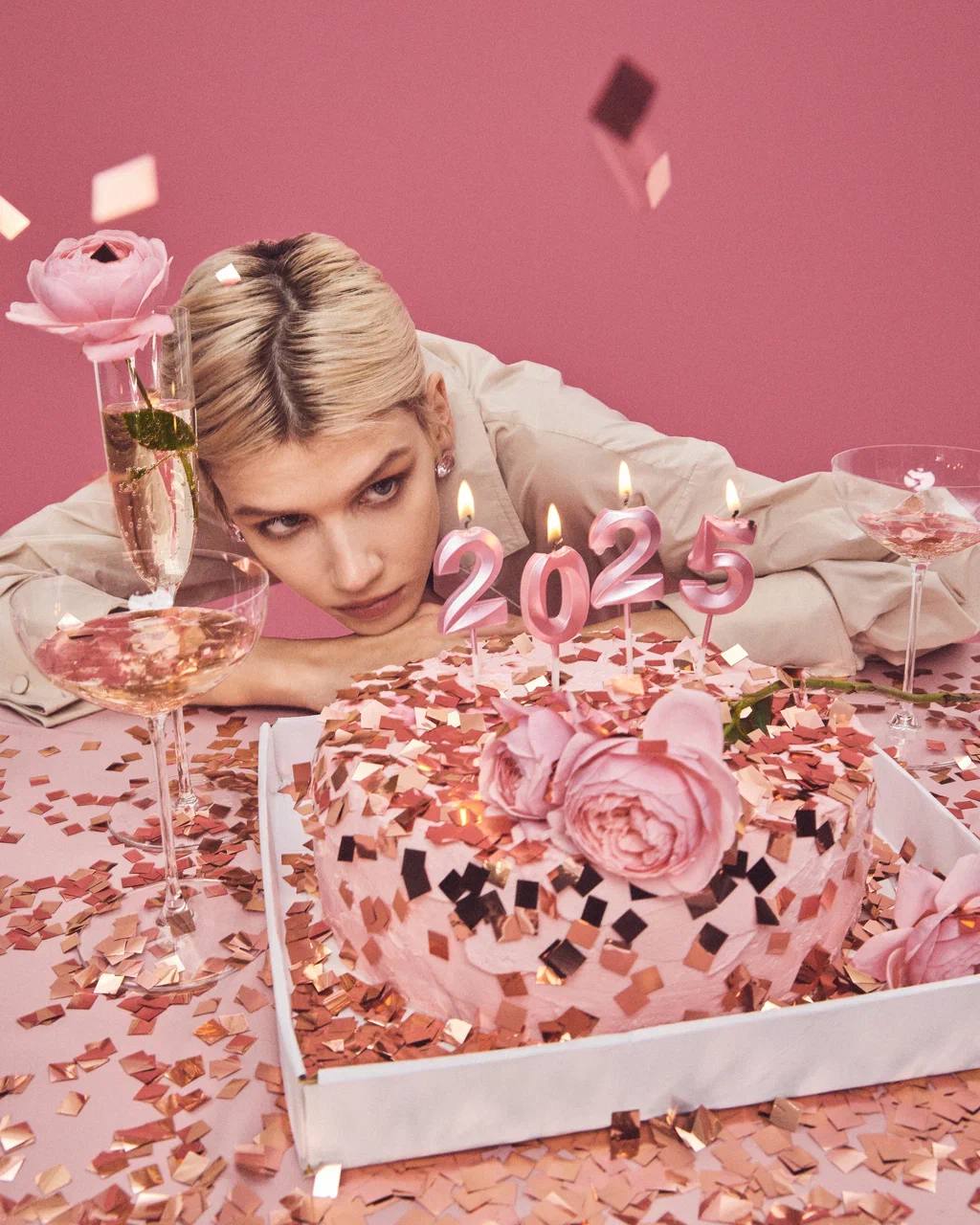 Нет более вечного вопроса под Новый год, чем «Что же надеть?» Одному из самых известных российских дизайнеров и, кстати, нашему земляку Александру Терехову всегда удается находить нужный ответ. Его бренд SASHAVERSE представил праздничную капсульную коллекцию. А главной ее звездой снова стала актриса Анастасия Красовская, известная по сериалам «Слово пацана», «Черная весна» и «Дайте шоу».