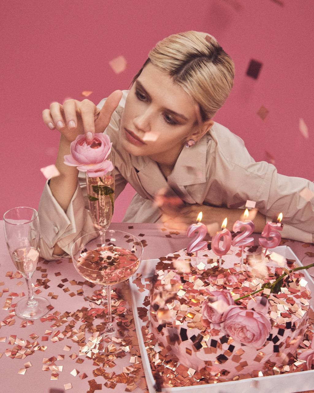 Нет более вечного вопроса под Новый год, чем «Что же надеть?» Одному из самых известных российских дизайнеров и, кстати, нашему земляку Александру Терехову всегда удается находить нужный ответ. Его бренд SASHAVERSE представил праздничную капсульную коллекцию. А главной ее звездой снова стала актриса Анастасия Красовская, известная по сериалам «Слово пацана», «Черная весна» и «Дайте шоу».