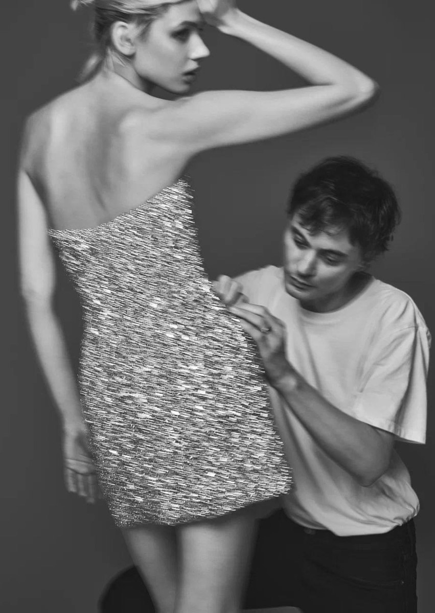 Нет более вечного вопроса под Новый год, чем «Что же надеть?» Одному из самых известных российских дизайнеров и, кстати, нашему земляку Александру Терехову всегда удается находить нужный ответ. Его бренд SASHAVERSE представил праздничную капсульную коллекцию. А главной ее звездой снова стала актриса Анастасия Красовская, известная по сериалам «Слово пацана», «Черная весна» и «Дайте шоу».