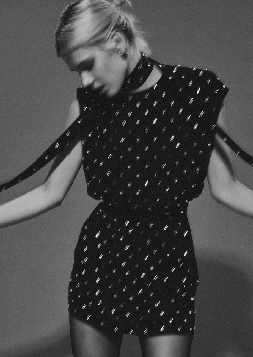 Нет более вечного вопроса под Новый год, чем «Что же надеть?» Одному из самых известных российских дизайнеров и, кстати, нашему земляку Александру Терехову всегда удается находить нужный ответ. Его бренд SASHAVERSE представил праздничную капсульную коллекцию. А главной ее звездой снова стала актриса Анастасия Красовская, известная по сериалам «Слово пацана», «Черная весна» и «Дайте шоу».