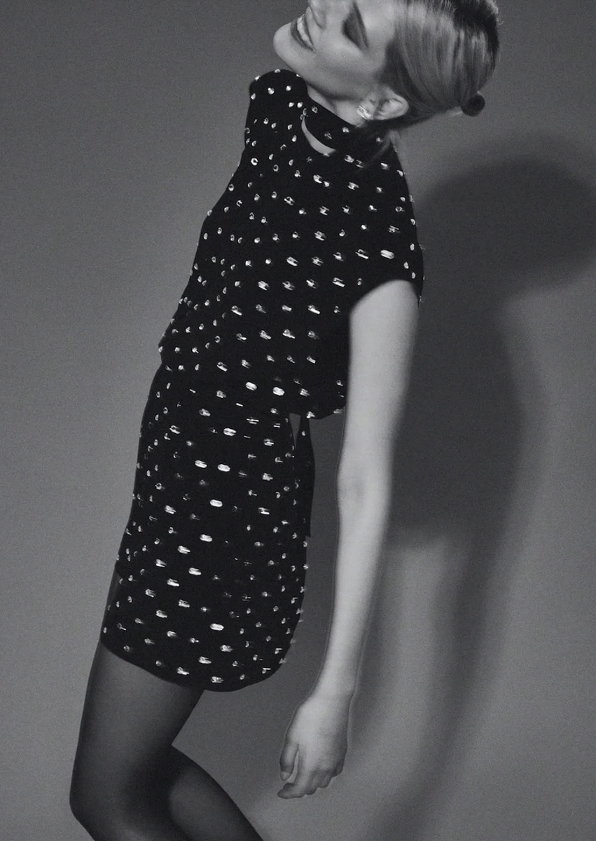 Нет более вечного вопроса под Новый год, чем «Что же надеть?» Одному из самых известных российских дизайнеров и, кстати, нашему земляку Александру Терехову всегда удается находить нужный ответ. Его бренд SASHAVERSE представил праздничную капсульную коллекцию. А главной ее звездой снова стала актриса Анастасия Красовская, известная по сериалам «Слово пацана», «Черная весна» и «Дайте шоу».