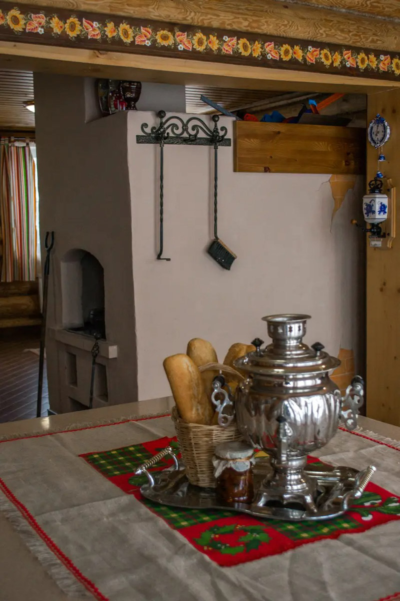 Где и&nbsp;как провести Новый год, каждый решает сам. Тем, кто планирует в&nbsp;каникулы покинуть бетонные джунгли, поможет обзор домов, которые сдают в&nbsp;аренду на&nbsp;праздники во&nbsp;Владимирской области. Мы&nbsp;подобрали варианты как для больших компаний, так и&nbsp;для пар и&nbsp;даже на&nbsp;одного человека. Однако стоит поторопиться с&nbsp;выбором&nbsp;— часы вот-вот пробьют полночь!