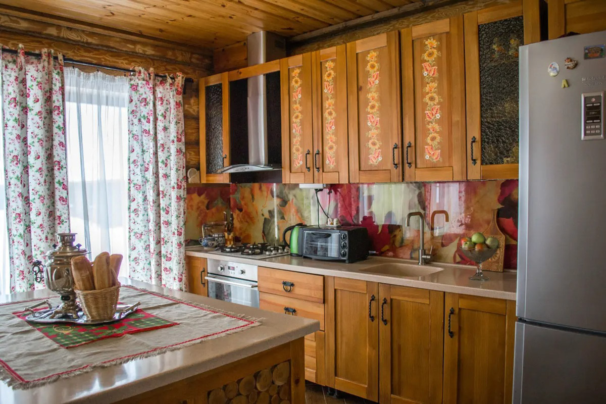 Где и&nbsp;как провести Новый год, каждый решает сам. Тем, кто планирует в&nbsp;каникулы покинуть бетонные джунгли, поможет обзор домов, которые сдают в&nbsp;аренду на&nbsp;праздники во&nbsp;Владимирской области. Мы&nbsp;подобрали варианты как для больших компаний, так и&nbsp;для пар и&nbsp;даже на&nbsp;одного человека. Однако стоит поторопиться с&nbsp;выбором&nbsp;— часы вот-вот пробьют полночь!