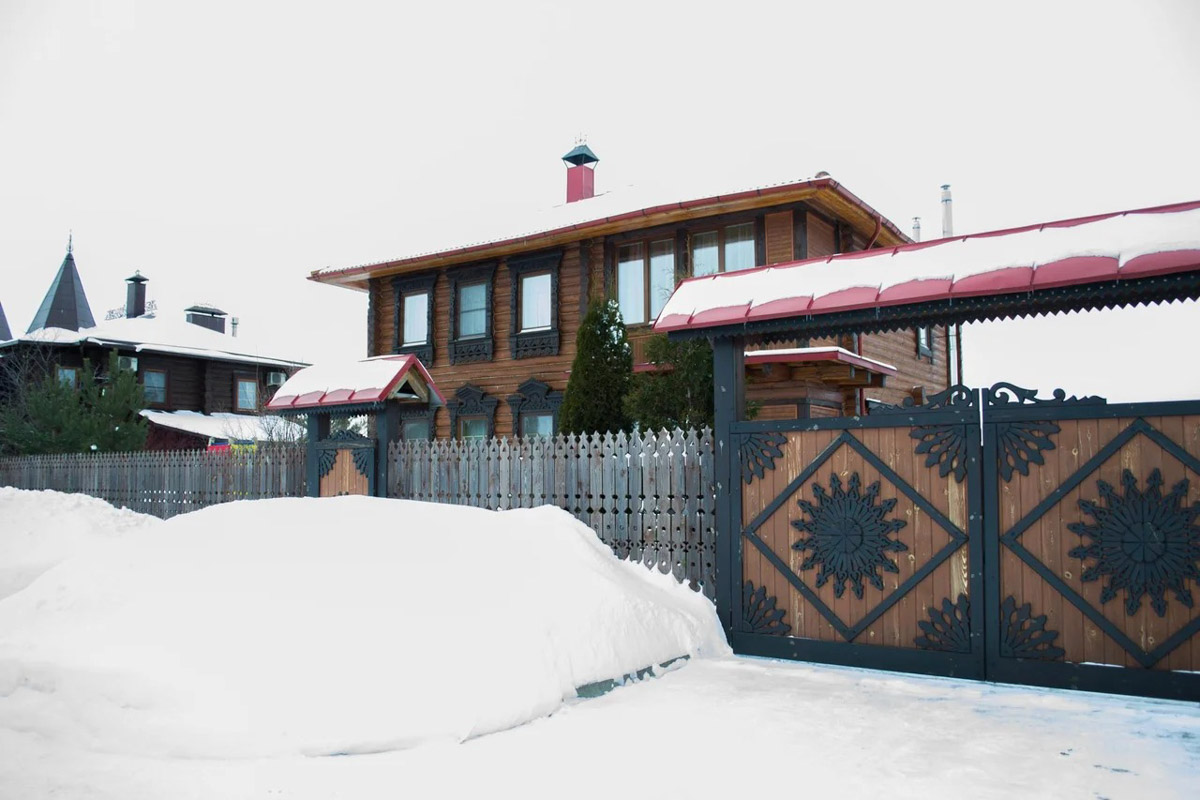 Где и&nbsp;как провести Новый год, каждый решает сам. Тем, кто планирует в&nbsp;каникулы покинуть бетонные джунгли, поможет обзор домов, которые сдают в&nbsp;аренду на&nbsp;праздники во&nbsp;Владимирской области. Мы&nbsp;подобрали варианты как для больших компаний, так и&nbsp;для пар и&nbsp;даже на&nbsp;одного человека. Однако стоит поторопиться с&nbsp;выбором&nbsp;— часы вот-вот пробьют полночь!