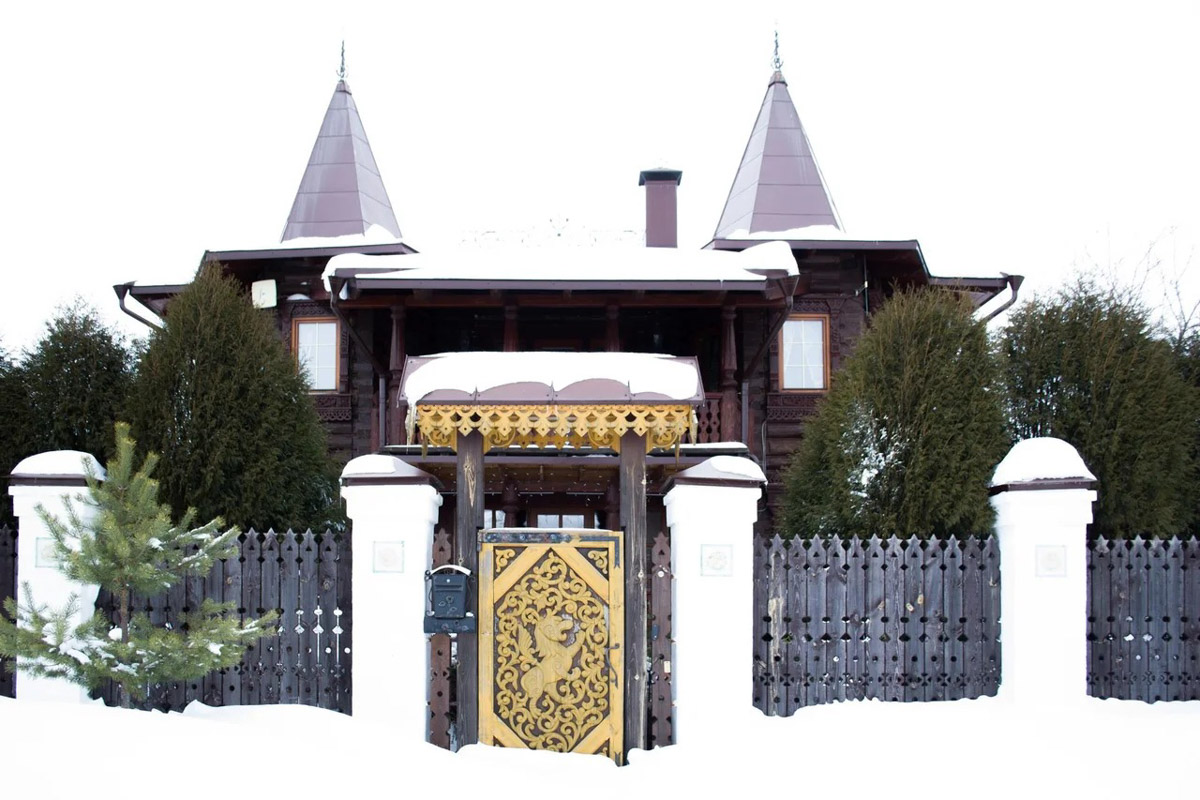 Где и&nbsp;как провести Новый год, каждый решает сам. Тем, кто планирует в&nbsp;каникулы покинуть бетонные джунгли, поможет обзор домов, которые сдают в&nbsp;аренду на&nbsp;праздники во&nbsp;Владимирской области. Мы&nbsp;подобрали варианты как для больших компаний, так и&nbsp;для пар и&nbsp;даже на&nbsp;одного человека. Однако стоит поторопиться с&nbsp;выбором&nbsp;— часы вот-вот пробьют полночь!