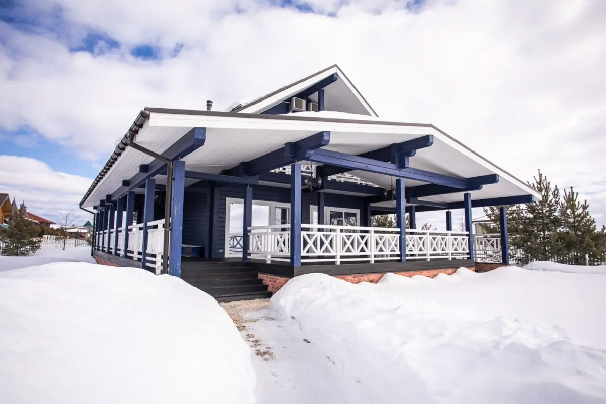 Где и&nbsp;как провести Новый год, каждый решает сам. Тем, кто планирует в&nbsp;каникулы покинуть бетонные джунгли, поможет обзор домов, которые сдают в&nbsp;аренду на&nbsp;праздники во&nbsp;Владимирской области. Мы&nbsp;подобрали варианты как для больших компаний, так и&nbsp;для пар и&nbsp;даже на&nbsp;одного человека. Однако стоит поторопиться с&nbsp;выбором&nbsp;— часы вот-вот пробьют полночь!