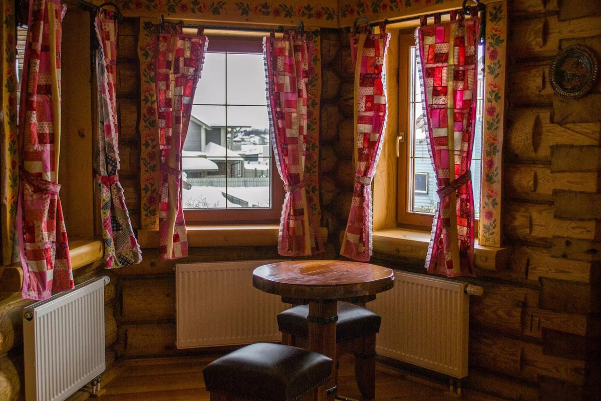 Где и&nbsp;как провести Новый год, каждый решает сам. Тем, кто планирует в&nbsp;каникулы покинуть бетонные джунгли, поможет обзор домов, которые сдают в&nbsp;аренду на&nbsp;праздники во&nbsp;Владимирской области. Мы&nbsp;подобрали варианты как для больших компаний, так и&nbsp;для пар и&nbsp;даже на&nbsp;одного человека. Однако стоит поторопиться с&nbsp;выбором&nbsp;— часы вот-вот пробьют полночь!