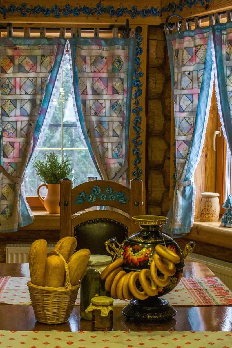 Где и&nbsp;как провести Новый год, каждый решает сам. Тем, кто планирует в&nbsp;каникулы покинуть бетонные джунгли, поможет обзор домов, которые сдают в&nbsp;аренду на&nbsp;праздники во&nbsp;Владимирской области. Мы&nbsp;подобрали варианты как для больших компаний, так и&nbsp;для пар и&nbsp;даже на&nbsp;одного человека. Однако стоит поторопиться с&nbsp;выбором&nbsp;— часы вот-вот пробьют полночь!