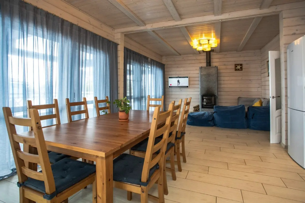 Где и&nbsp;как провести Новый год, каждый решает сам. Тем, кто планирует в&nbsp;каникулы покинуть бетонные джунгли, поможет обзор домов, которые сдают в&nbsp;аренду на&nbsp;праздники во&nbsp;Владимирской области. Мы&nbsp;подобрали варианты как для больших компаний, так и&nbsp;для пар и&nbsp;даже на&nbsp;одного человека. Однако стоит поторопиться с&nbsp;выбором&nbsp;— часы вот-вот пробьют полночь!