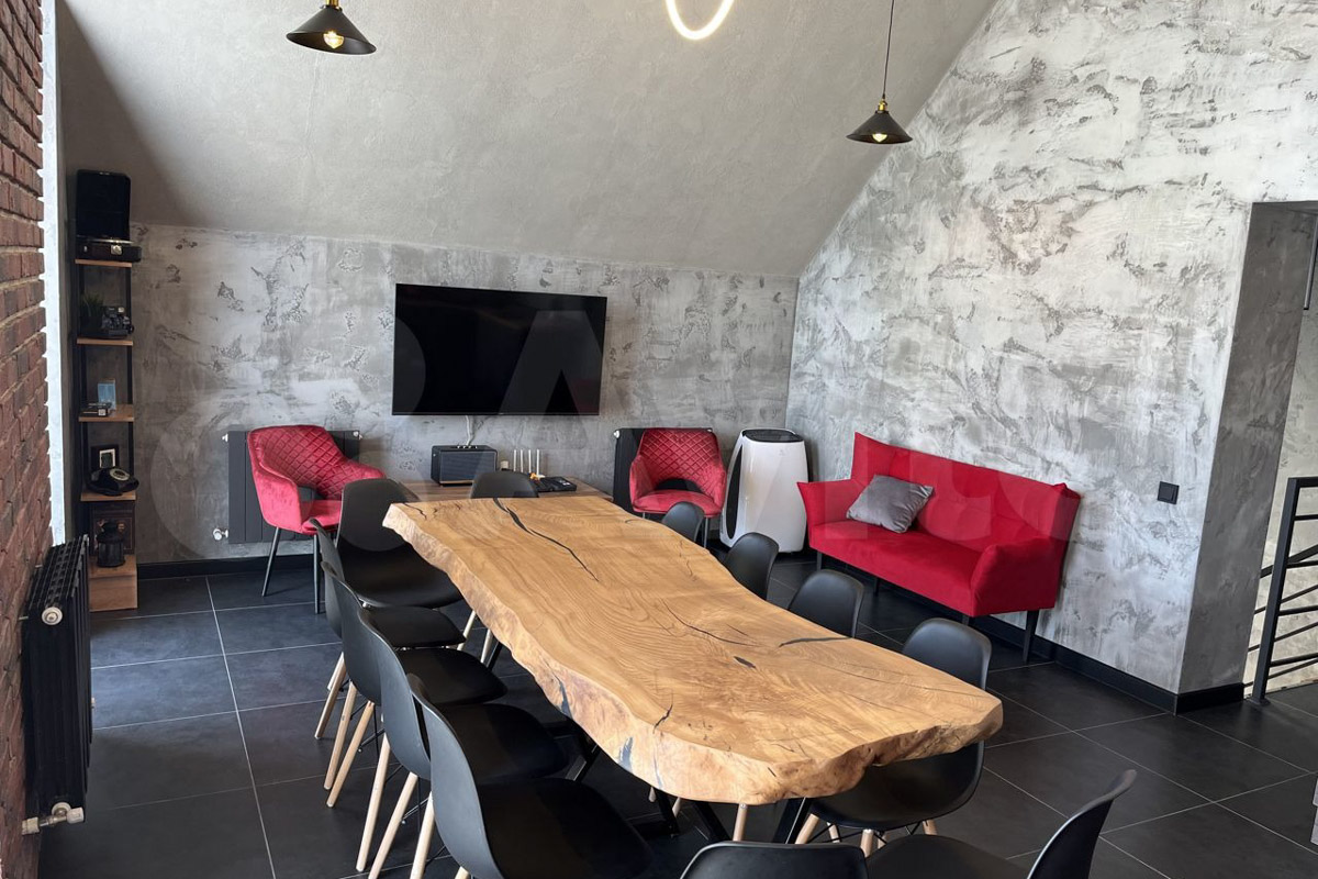 Где и&nbsp;как провести Новый год, каждый решает сам. Тем, кто планирует в&nbsp;каникулы покинуть бетонные джунгли, поможет обзор домов, которые сдают в&nbsp;аренду на&nbsp;праздники во&nbsp;Владимирской области. Мы&nbsp;подобрали варианты как для больших компаний, так и&nbsp;для пар и&nbsp;даже на&nbsp;одного человека. Однако стоит поторопиться с&nbsp;выбором&nbsp;— часы вот-вот пробьют полночь!