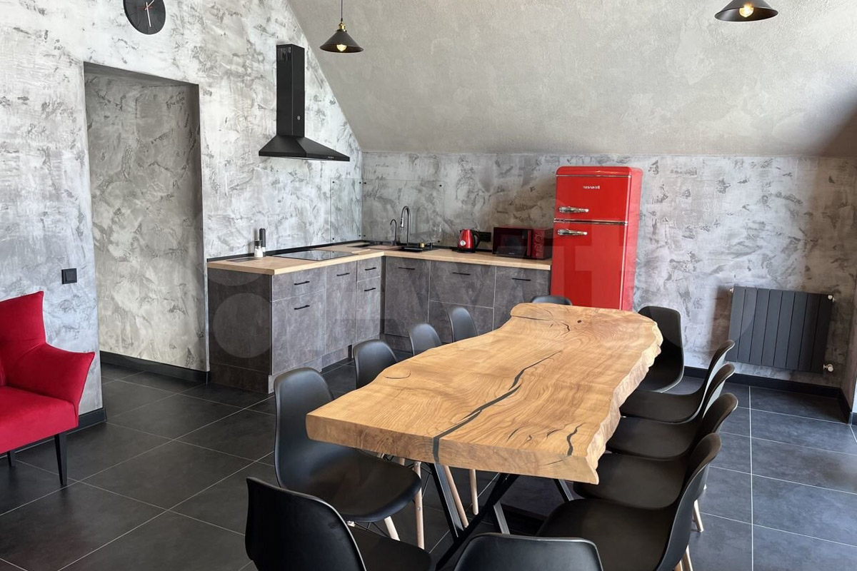 Где и&nbsp;как провести Новый год, каждый решает сам. Тем, кто планирует в&nbsp;каникулы покинуть бетонные джунгли, поможет обзор домов, которые сдают в&nbsp;аренду на&nbsp;праздники во&nbsp;Владимирской области. Мы&nbsp;подобрали варианты как для больших компаний, так и&nbsp;для пар и&nbsp;даже на&nbsp;одного человека. Однако стоит поторопиться с&nbsp;выбором&nbsp;— часы вот-вот пробьют полночь!