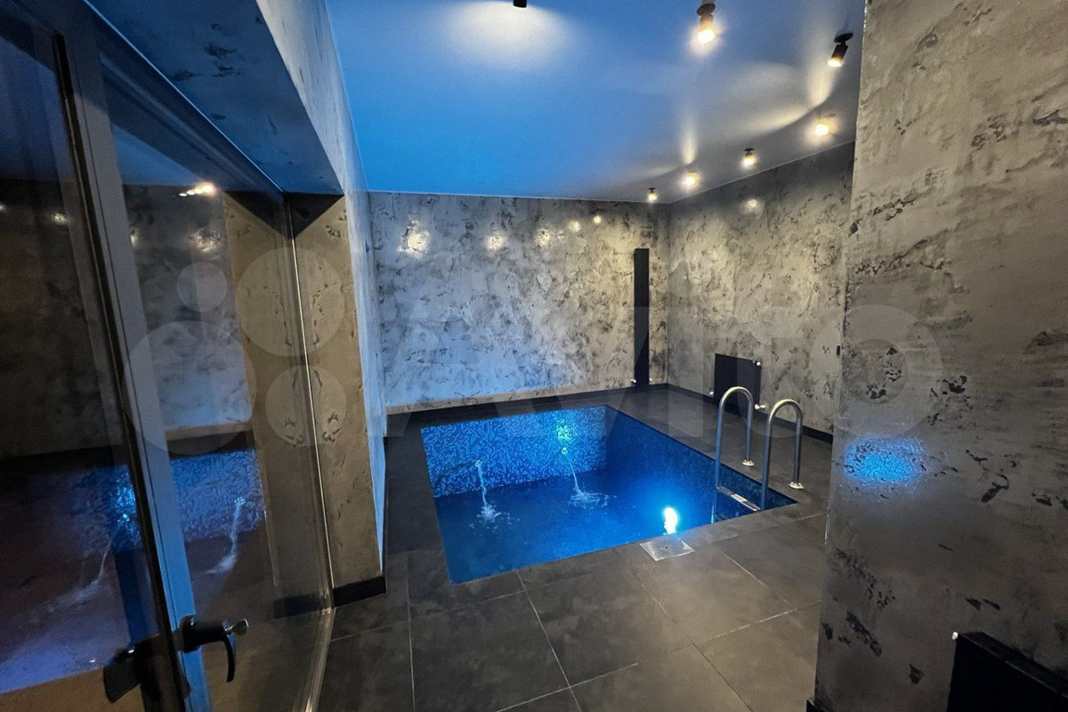 Где и&nbsp;как провести Новый год, каждый решает сам. Тем, кто планирует в&nbsp;каникулы покинуть бетонные джунгли, поможет обзор домов, которые сдают в&nbsp;аренду на&nbsp;праздники во&nbsp;Владимирской области. Мы&nbsp;подобрали варианты как для больших компаний, так и&nbsp;для пар и&nbsp;даже на&nbsp;одного человека. Однако стоит поторопиться с&nbsp;выбором&nbsp;— часы вот-вот пробьют полночь!