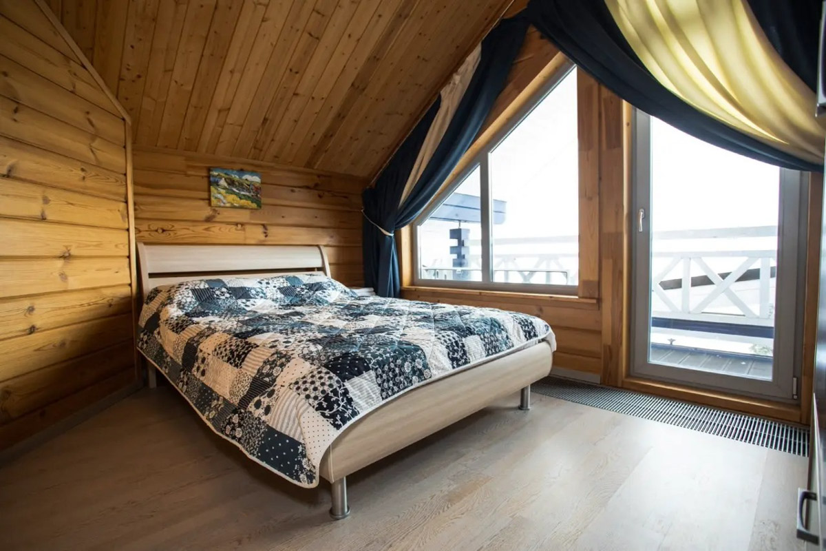 Где и&nbsp;как провести Новый год, каждый решает сам. Тем, кто планирует в&nbsp;каникулы покинуть бетонные джунгли, поможет обзор домов, которые сдают в&nbsp;аренду на&nbsp;праздники во&nbsp;Владимирской области. Мы&nbsp;подобрали варианты как для больших компаний, так и&nbsp;для пар и&nbsp;даже на&nbsp;одного человека. Однако стоит поторопиться с&nbsp;выбором&nbsp;— часы вот-вот пробьют полночь!