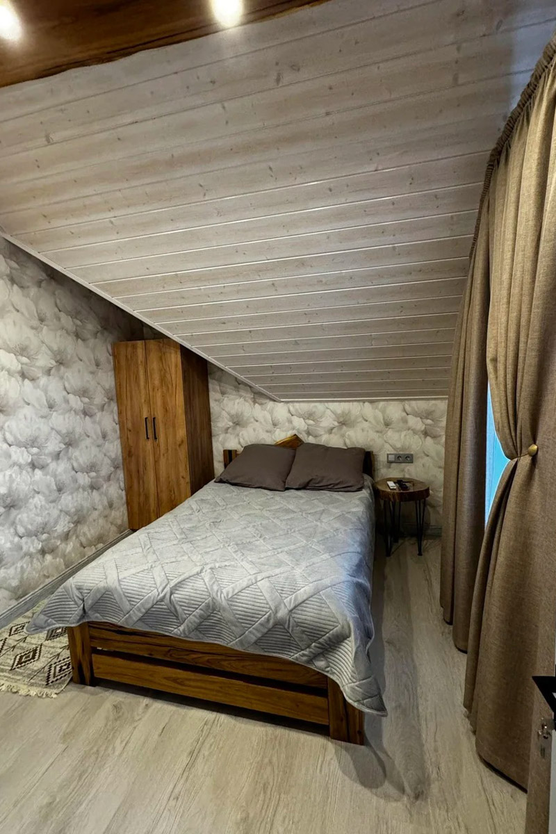 Где и&nbsp;как провести Новый год, каждый решает сам. Тем, кто планирует в&nbsp;каникулы покинуть бетонные джунгли, поможет обзор домов, которые сдают в&nbsp;аренду на&nbsp;праздники во&nbsp;Владимирской области. Мы&nbsp;подобрали варианты как для больших компаний, так и&nbsp;для пар и&nbsp;даже на&nbsp;одного человека. Однако стоит поторопиться с&nbsp;выбором&nbsp;— часы вот-вот пробьют полночь!