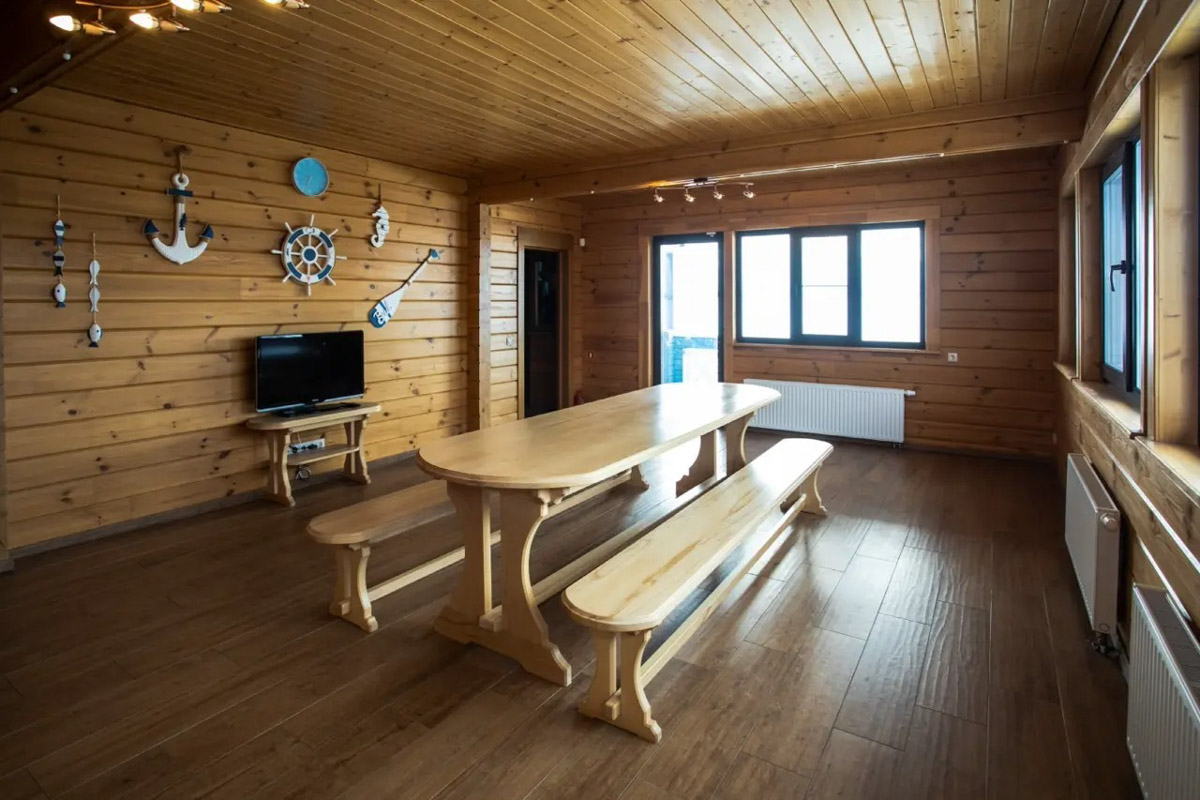 Где и&nbsp;как провести Новый год, каждый решает сам. Тем, кто планирует в&nbsp;каникулы покинуть бетонные джунгли, поможет обзор домов, которые сдают в&nbsp;аренду на&nbsp;праздники во&nbsp;Владимирской области. Мы&nbsp;подобрали варианты как для больших компаний, так и&nbsp;для пар и&nbsp;даже на&nbsp;одного человека. Однако стоит поторопиться с&nbsp;выбором&nbsp;— часы вот-вот пробьют полночь!