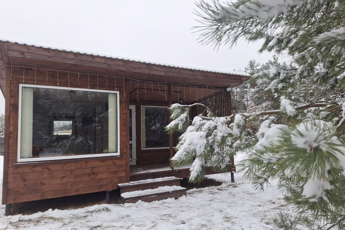 Где и&nbsp;как провести Новый год, каждый решает сам. Тем, кто планирует в&nbsp;каникулы покинуть бетонные джунгли, поможет обзор домов, которые сдают в&nbsp;аренду на&nbsp;праздники во&nbsp;Владимирской области. Мы&nbsp;подобрали варианты как для больших компаний, так и&nbsp;для пар и&nbsp;даже на&nbsp;одного человека. Однако стоит поторопиться с&nbsp;выбором&nbsp;— часы вот-вот пробьют полночь!