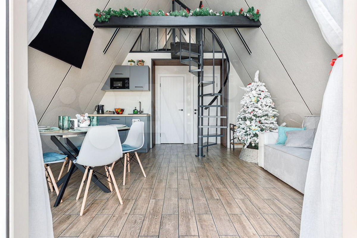 Где и&nbsp;как провести Новый год, каждый решает сам. Тем, кто планирует в&nbsp;каникулы покинуть бетонные джунгли, поможет обзор домов, которые сдают в&nbsp;аренду на&nbsp;праздники во&nbsp;Владимирской области. Мы&nbsp;подобрали варианты как для больших компаний, так и&nbsp;для пар и&nbsp;даже на&nbsp;одного человека. Однако стоит поторопиться с&nbsp;выбором&nbsp;— часы вот-вот пробьют полночь!