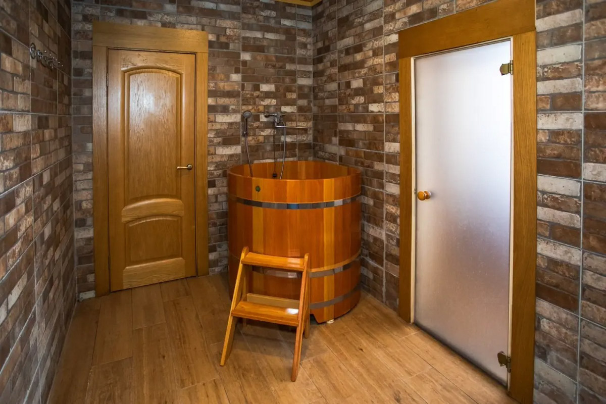 Где и&nbsp;как провести Новый год, каждый решает сам. Тем, кто планирует в&nbsp;каникулы покинуть бетонные джунгли, поможет обзор домов, которые сдают в&nbsp;аренду на&nbsp;праздники во&nbsp;Владимирской области. Мы&nbsp;подобрали варианты как для больших компаний, так и&nbsp;для пар и&nbsp;даже на&nbsp;одного человека. Однако стоит поторопиться с&nbsp;выбором&nbsp;— часы вот-вот пробьют полночь!