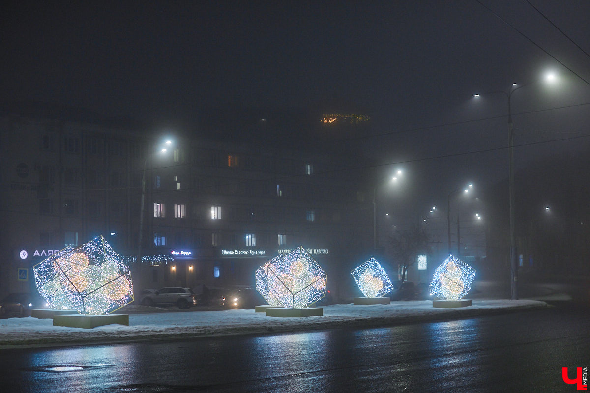 Жители Владимира уже могли наблюдать на улицах и площадях города оригинальные светящиеся инсталляции, коих мэрия в этом году закупила сразу несколько, потратив 12 миллионов рублей. Самое время оценить новинки. Замечено, они способны создать праздничное настроение практически с нуля!