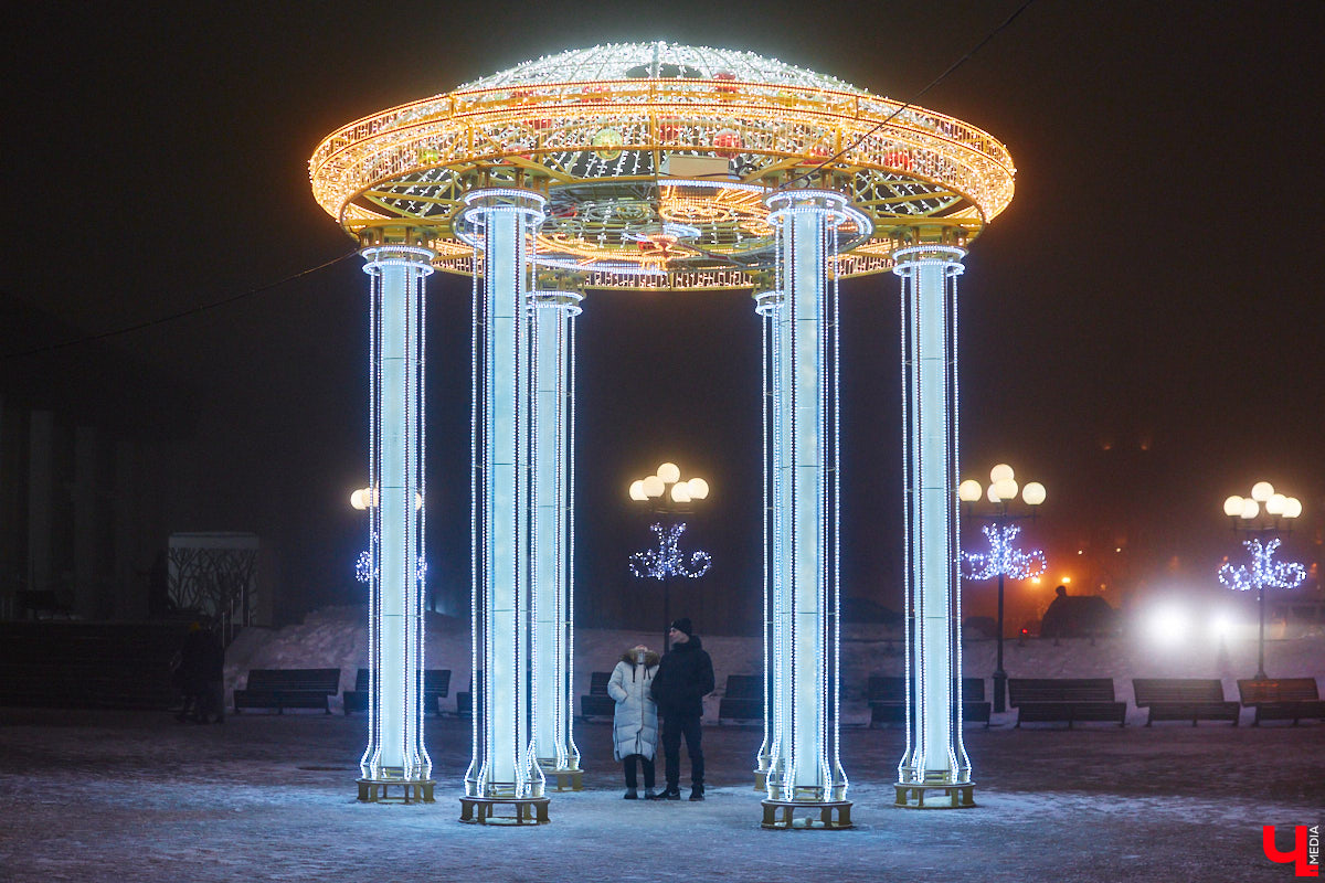 Жители Владимира уже могли наблюдать на улицах и площадях города оригинальные светящиеся инсталляции, коих мэрия в этом году закупила сразу несколько, потратив 12 миллионов рублей. Самое время оценить новинки. Замечено, они способны создать праздничное настроение практически с нуля!