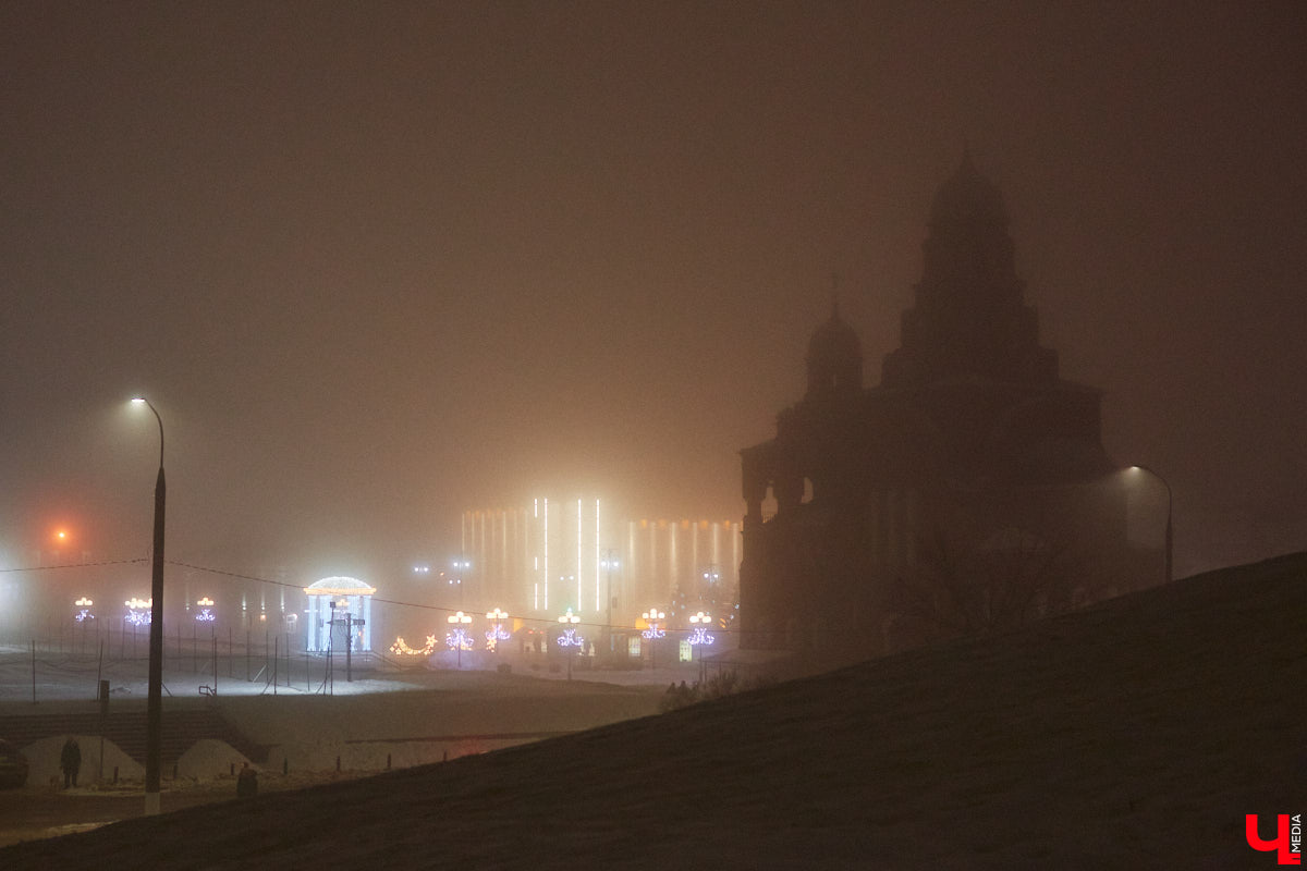 Жители Владимира уже могли наблюдать на улицах и площадях города оригинальные светящиеся инсталляции, коих мэрия в этом году закупила сразу несколько, потратив 12 миллионов рублей. Самое время оценить новинки. Замечено, они способны создать праздничное настроение практически с нуля!