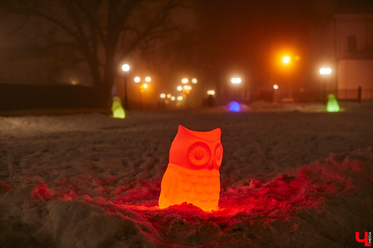 Жители Владимира уже могли наблюдать на улицах и площадях города оригинальные светящиеся инсталляции, коих мэрия в этом году закупила сразу несколько, потратив 12 миллионов рублей. Самое время оценить новинки. Замечено, они способны создать праздничное настроение практически с нуля!