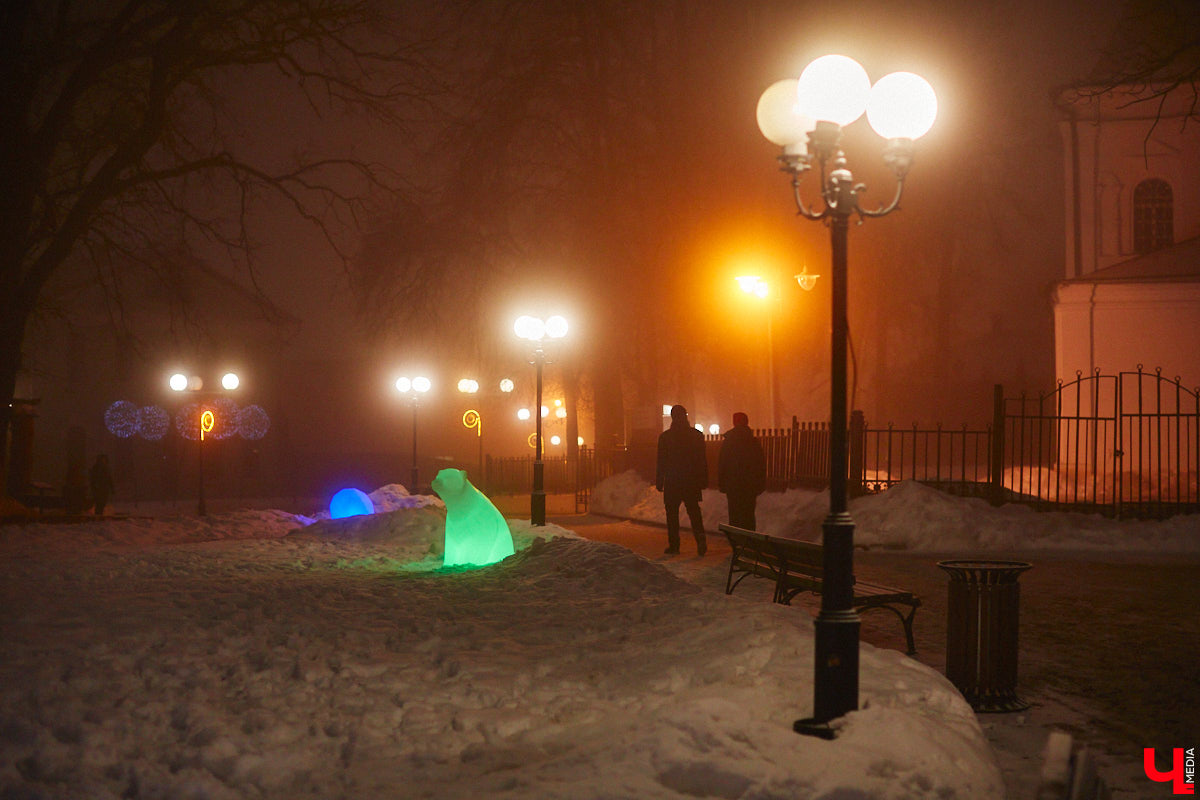 Жители Владимира уже могли наблюдать на улицах и площадях города оригинальные светящиеся инсталляции, коих мэрия в этом году закупила сразу несколько, потратив 12 миллионов рублей. Самое время оценить новинки. Замечено, они способны создать праздничное настроение практически с нуля!