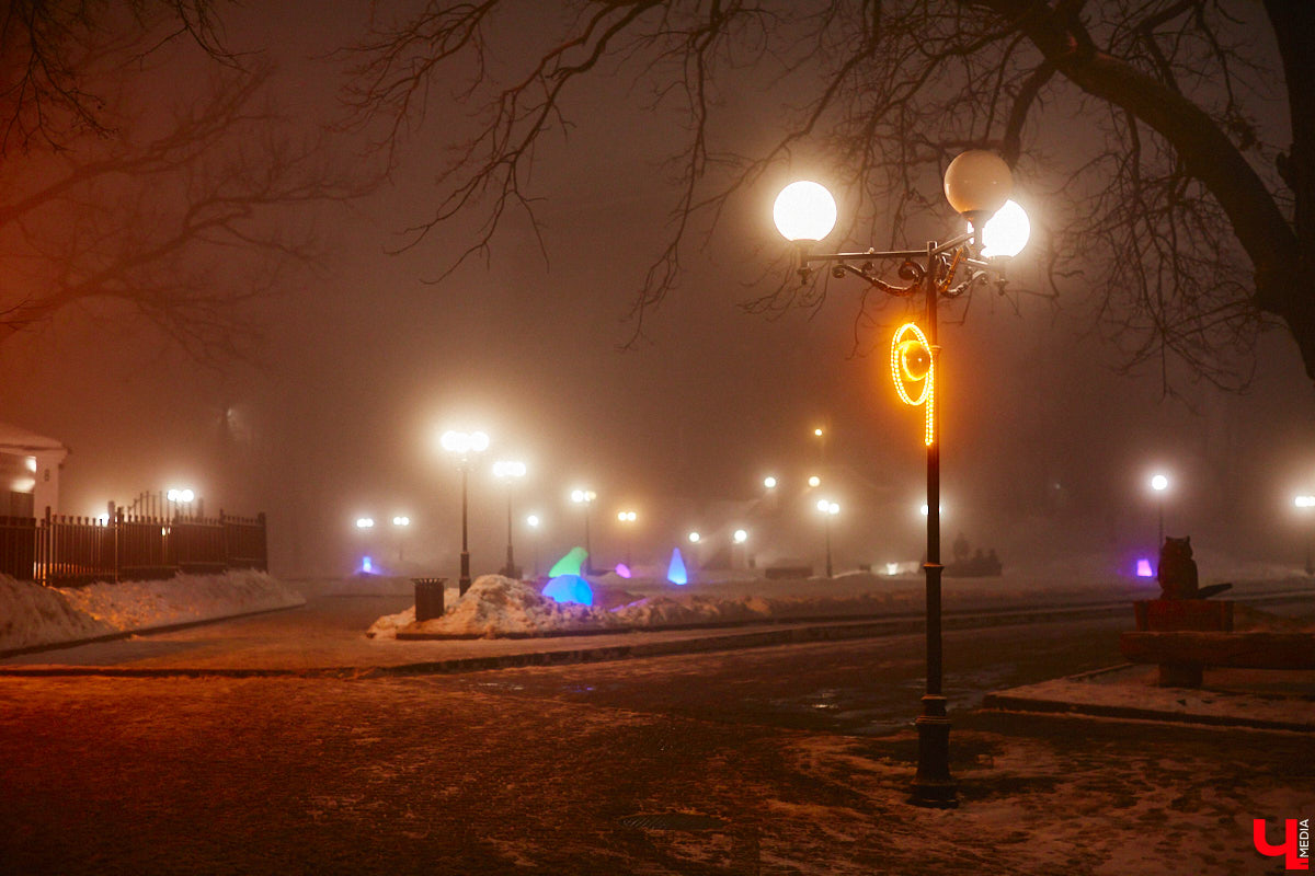 Жители Владимира уже могли наблюдать на улицах и площадях города оригинальные светящиеся инсталляции, коих мэрия в этом году закупила сразу несколько, потратив 12 миллионов рублей. Самое время оценить новинки. Замечено, они способны создать праздничное настроение практически с нуля!