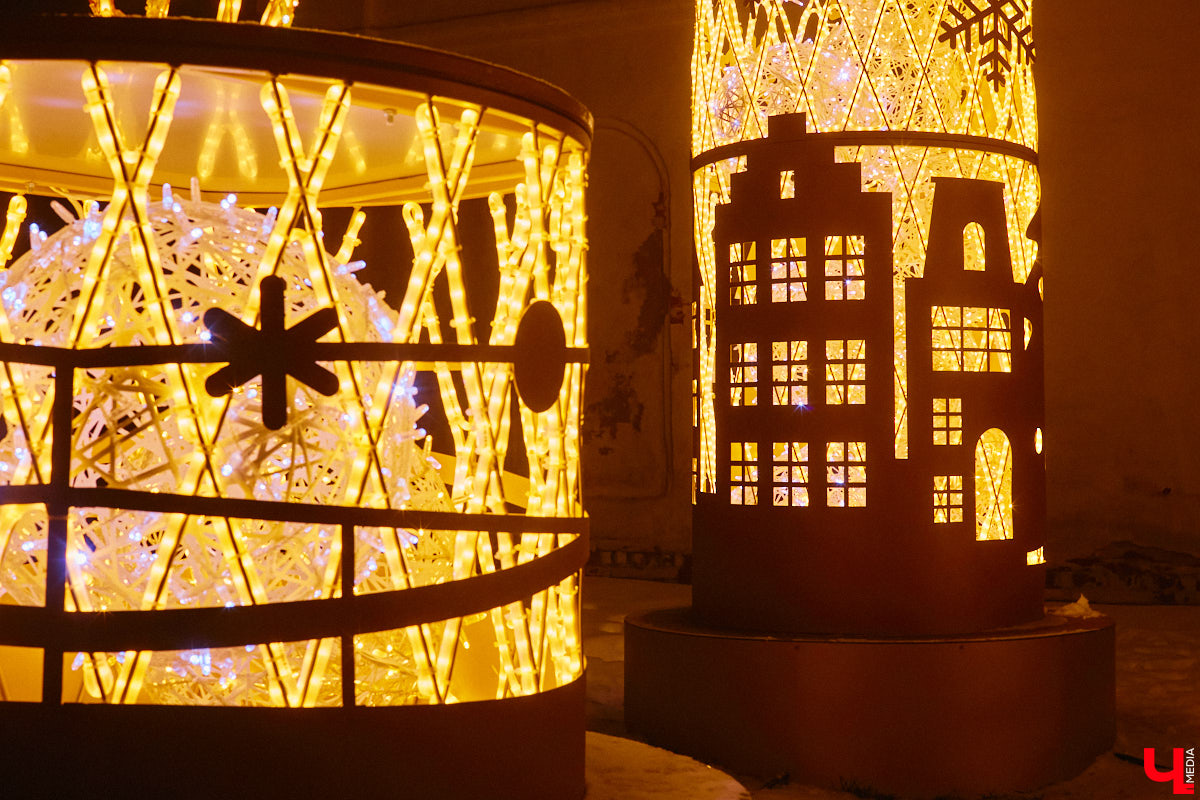 Жители Владимира уже могли наблюдать на улицах и площадях города оригинальные светящиеся инсталляции, коих мэрия в этом году закупила сразу несколько, потратив 12 миллионов рублей. Самое время оценить новинки. Замечено, они способны создать праздничное настроение практически с нуля!