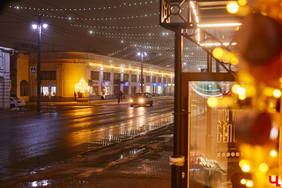 Жители Владимира уже могли наблюдать на улицах и площадях города оригинальные светящиеся инсталляции, коих мэрия в этом году закупила сразу несколько, потратив 12 миллионов рублей. Самое время оценить новинки. Замечено, они способны создать праздничное настроение практически с нуля!