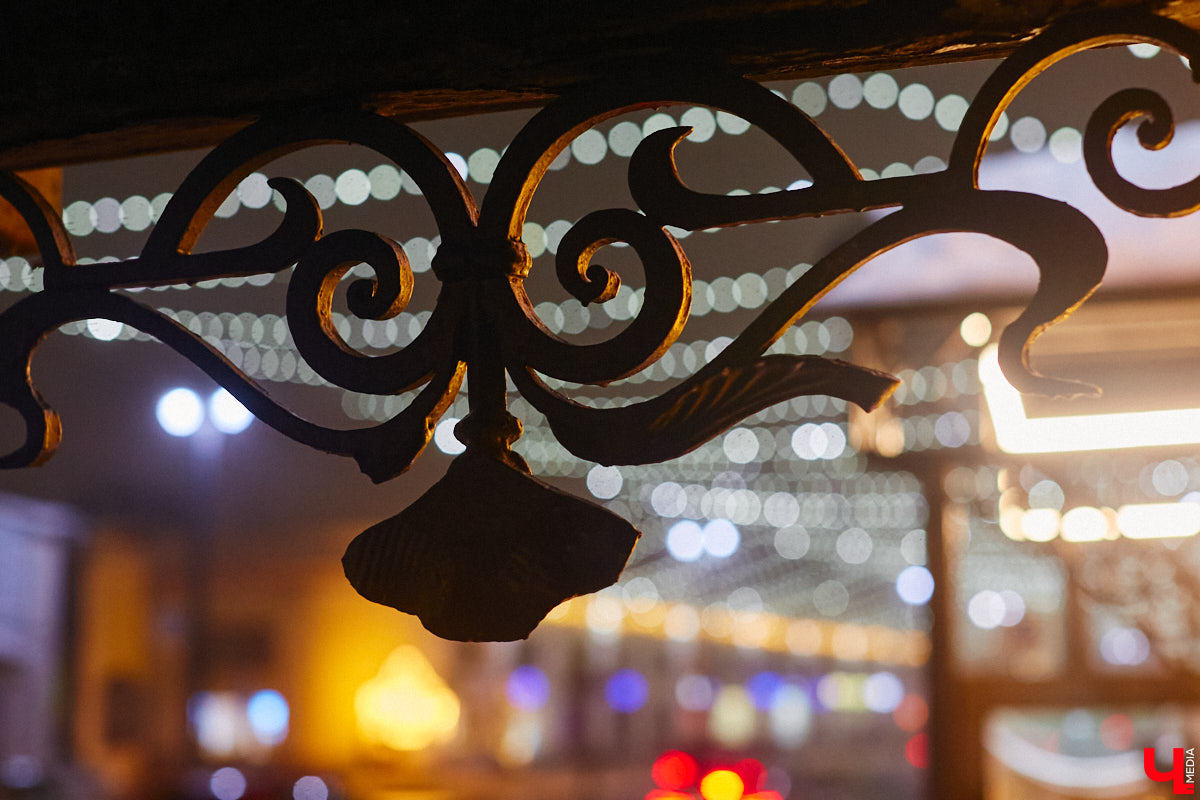 Жители Владимира уже могли наблюдать на улицах и площадях города оригинальные светящиеся инсталляции, коих мэрия в этом году закупила сразу несколько, потратив 12 миллионов рублей. Самое время оценить новинки. Замечено, они способны создать праздничное настроение практически с нуля!