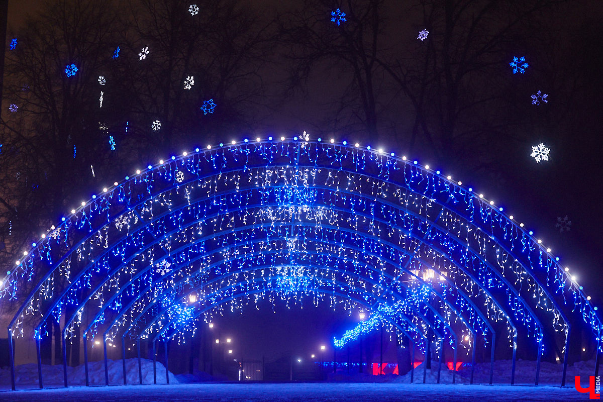 Жители Владимира уже могли наблюдать на улицах и площадях города оригинальные светящиеся инсталляции, коих мэрия в этом году закупила сразу несколько, потратив 12 миллионов рублей. Самое время оценить новинки. Замечено, они способны создать праздничное настроение практически с нуля!