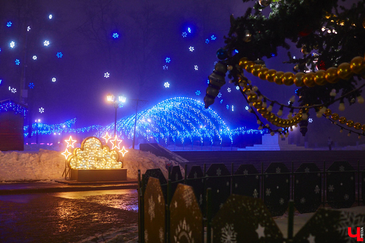 Жители Владимира уже могли наблюдать на улицах и площадях города оригинальные светящиеся инсталляции, коих мэрия в этом году закупила сразу несколько, потратив 12 миллионов рублей. Самое время оценить новинки. Замечено, они способны создать праздничное настроение практически с нуля!