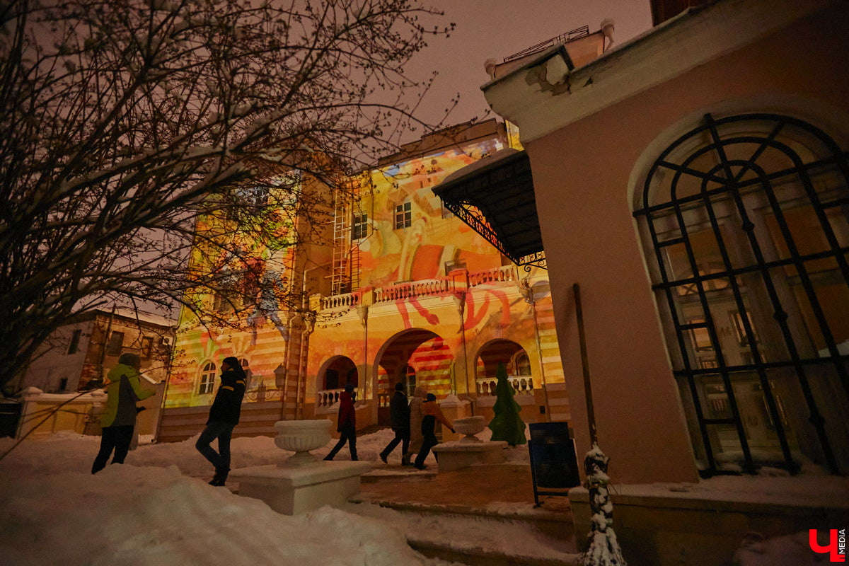 Стена Центра ИЗО на Большой Московской превратилась в сцену. До 19 января по вечерам на нее будут выплывать ожившие при помощи искусственного интеллекта герои и сюжеты с удивительных работ мстёрских мастеров. Аудиовизуальное представление, которым может насладиться каждый, — красочное дополнение к новой экспозиции. «Ключ-Медиа» уже воочию оценил новый проект.