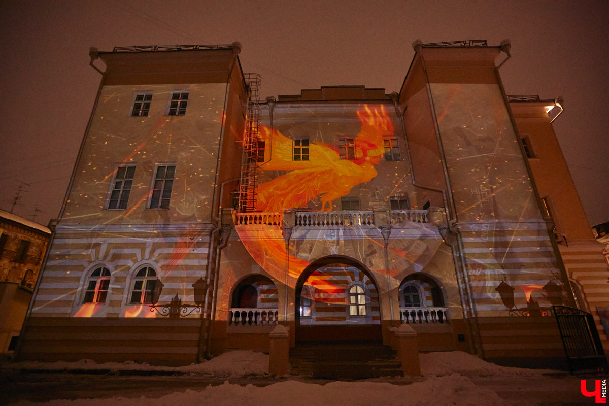 Стена Центра ИЗО на Большой Московской превратилась в сцену. До 19 января по вечерам на нее будут выплывать ожившие при помощи искусственного интеллекта герои и сюжеты с удивительных работ мстёрских мастеров. Аудиовизуальное представление, которым может насладиться каждый, — красочное дополнение к новой экспозиции. «Ключ-Медиа» уже воочию оценил новый проект.