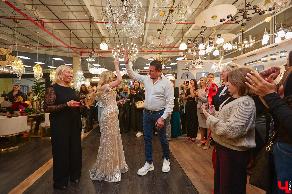 В преддверии Нового года на первом этаже центрального корпуса торгового комплекса «Тандем» в праздничной обстановке открылось инновационное пространство «Put in light» . В нем представлены современные модели светильников, трековых систем, климатического оборудования, каминов, а также мебель и элементы декора для дома. Все это уникальный проект бизнес-леди и дизайнера Александры Гурьяновой. Подробности в нашем материале.