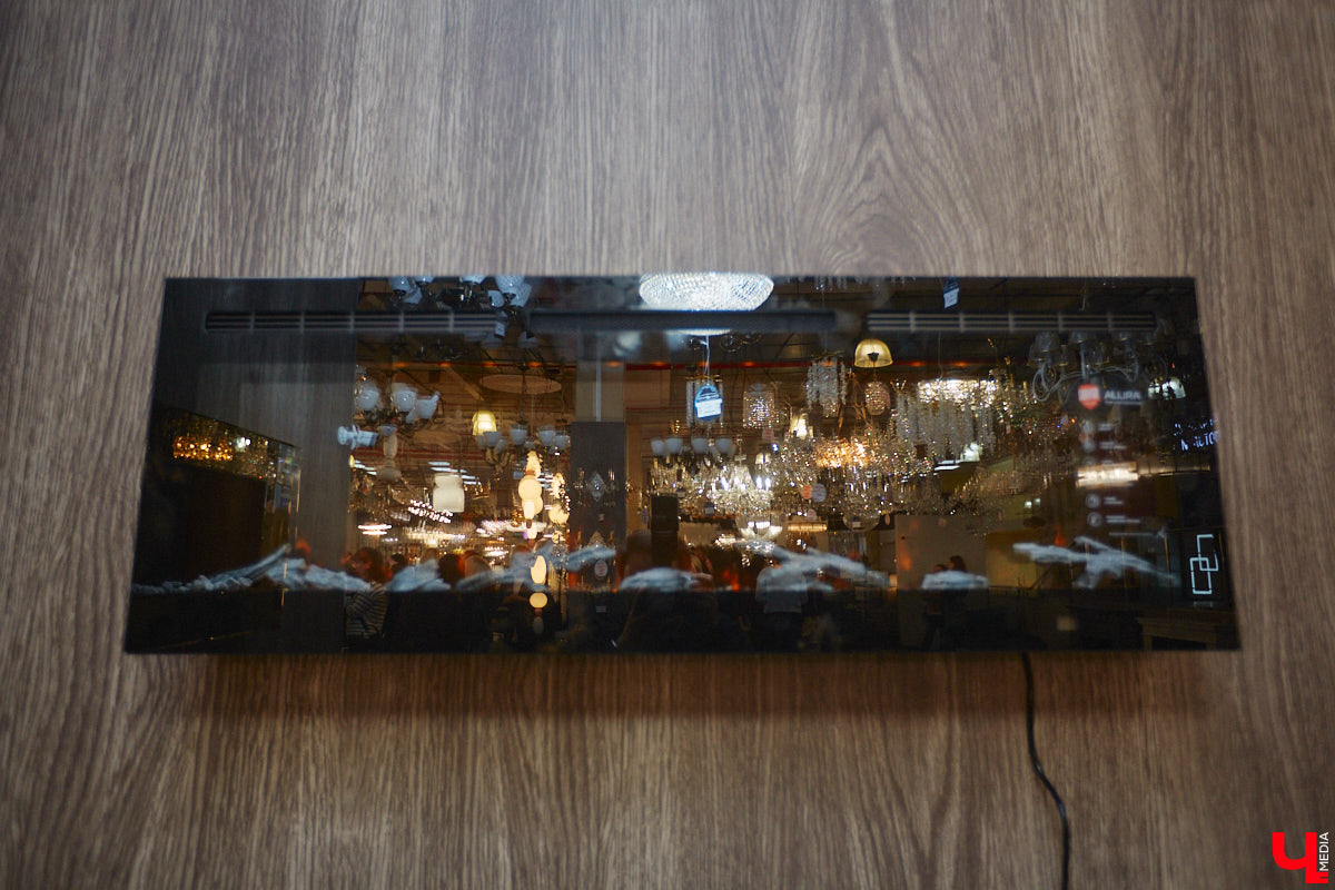 В преддверии Нового года на первом этаже центрального корпуса торгового комплекса «Тандем» в праздничной обстановке открылось инновационное пространство «Put in light» . В нем представлены современные модели светильников, трековых систем, климатического оборудования, каминов, а также мебель и элементы декора для дома. Все это уникальный проект бизнес-леди и дизайнера Александры Гурьяновой. Подробности в нашем материале.