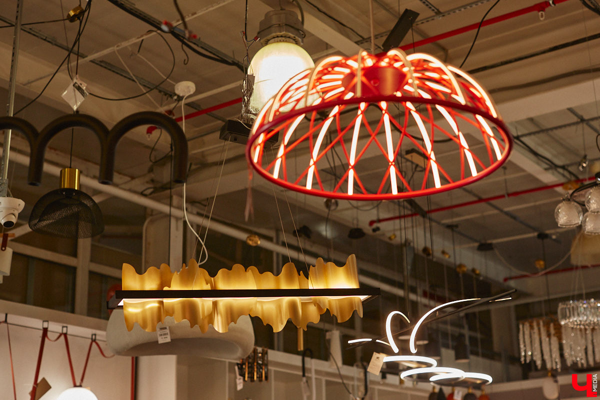 В преддверии Нового года на первом этаже центрального корпуса торгового комплекса «Тандем» в праздничной обстановке открылось инновационное пространство «Put in light» . В нем представлены современные модели светильников, трековых систем, климатического оборудования, каминов, а также мебель и элементы декора для дома. Все это уникальный проект бизнес-леди и дизайнера Александры Гурьяновой. Подробности в нашем материале.