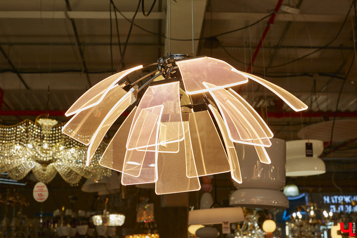 В преддверии Нового года на первом этаже центрального корпуса торгового комплекса «Тандем» в праздничной обстановке открылось инновационное пространство «Put in light» . В нем представлены современные модели светильников, трековых систем, климатического оборудования, каминов, а также мебель и элементы декора для дома. Все это уникальный проект бизнес-леди и дизайнера Александры Гурьяновой. Подробности в нашем материале.