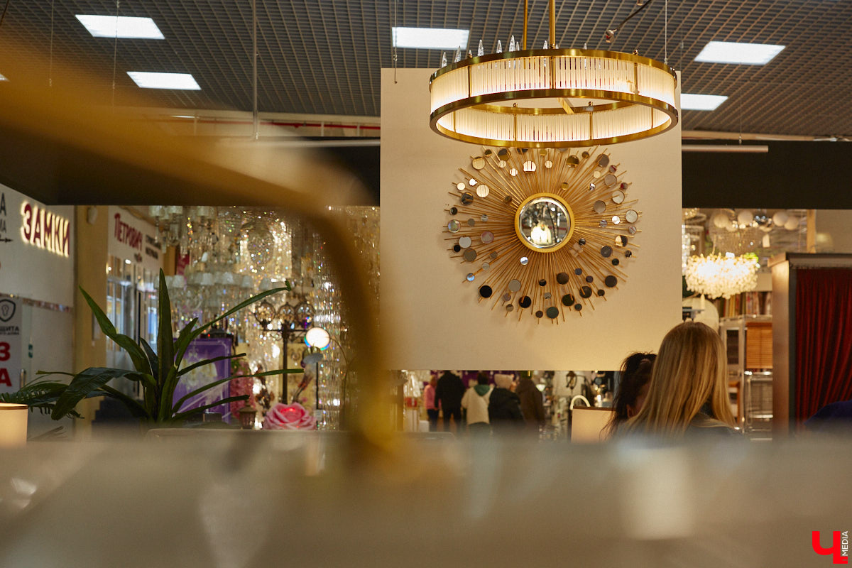 В преддверии Нового года на первом этаже центрального корпуса торгового комплекса «Тандем» в праздничной обстановке открылось инновационное пространство «Put in light» . В нем представлены современные модели светильников, трековых систем, климатического оборудования, каминов, а также мебель и элементы декора для дома. Все это уникальный проект бизнес-леди и дизайнера Александры Гурьяновой. Подробности в нашем материале.