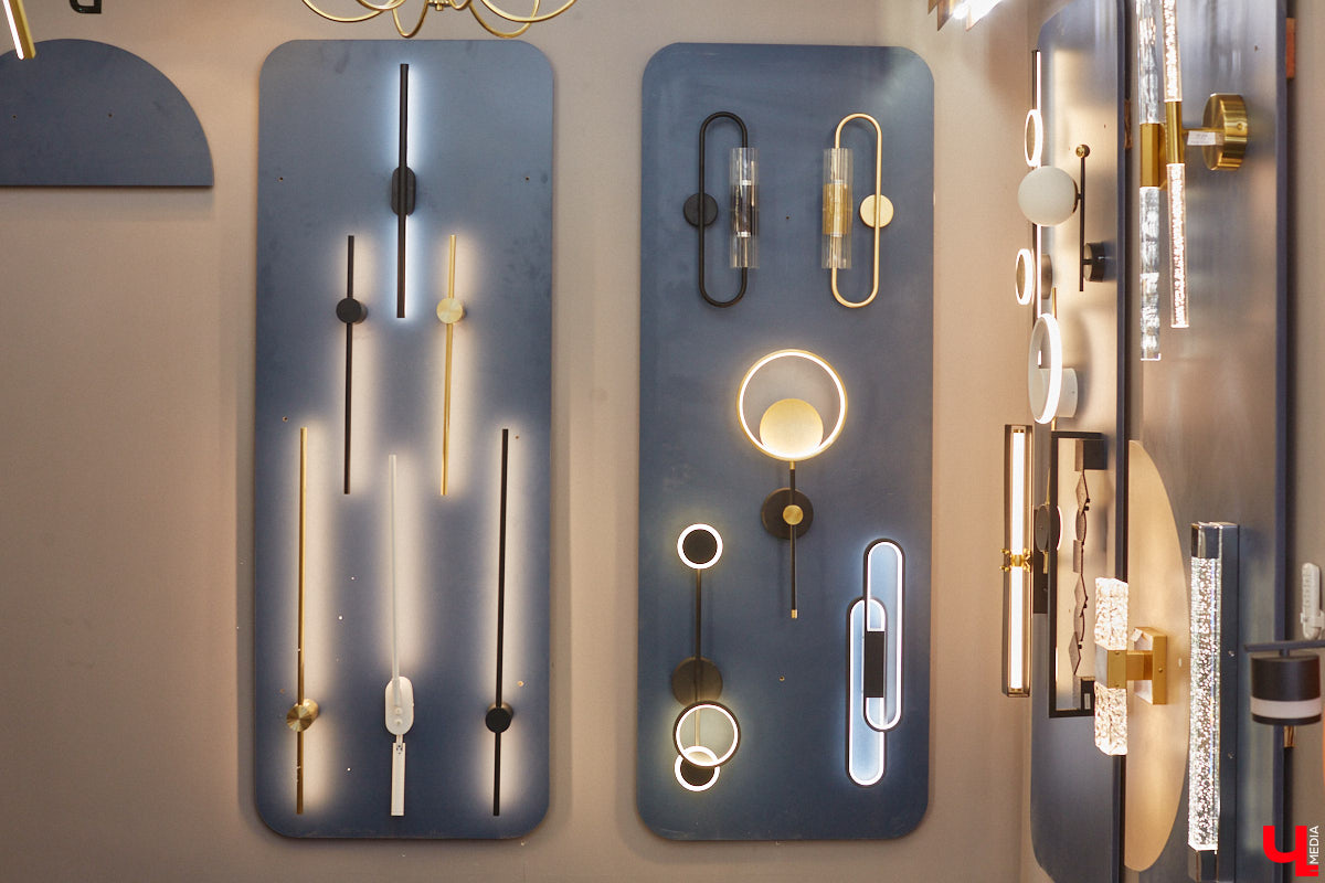 В преддверии Нового года на первом этаже центрального корпуса торгового комплекса «Тандем» в праздничной обстановке открылось инновационное пространство «Put in light» . В нем представлены современные модели светильников, трековых систем, климатического оборудования, каминов, а также мебель и элементы декора для дома. Все это уникальный проект бизнес-леди и дизайнера Александры Гурьяновой. Подробности в нашем материале.