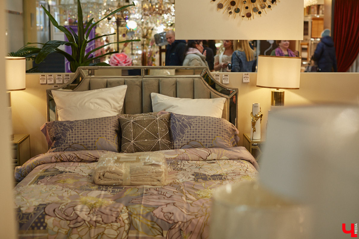 В преддверии Нового года на первом этаже центрального корпуса торгового комплекса «Тандем» в праздничной обстановке открылось инновационное пространство «Put in light» . В нем представлены современные модели светильников, трековых систем, климатического оборудования, каминов, а также мебель и элементы декора для дома. Все это уникальный проект бизнес-леди и дизайнера Александры Гурьяновой. Подробности в нашем материале.