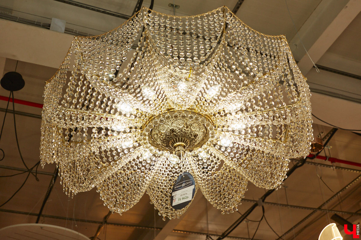 В преддверии Нового года на первом этаже центрального корпуса торгового комплекса «Тандем» в праздничной обстановке открылось инновационное пространство «Put in light» . В нем представлены современные модели светильников, трековых систем, климатического оборудования, каминов, а также мебель и элементы декора для дома. Все это уникальный проект бизнес-леди и дизайнера Александры Гурьяновой. Подробности в нашем материале.