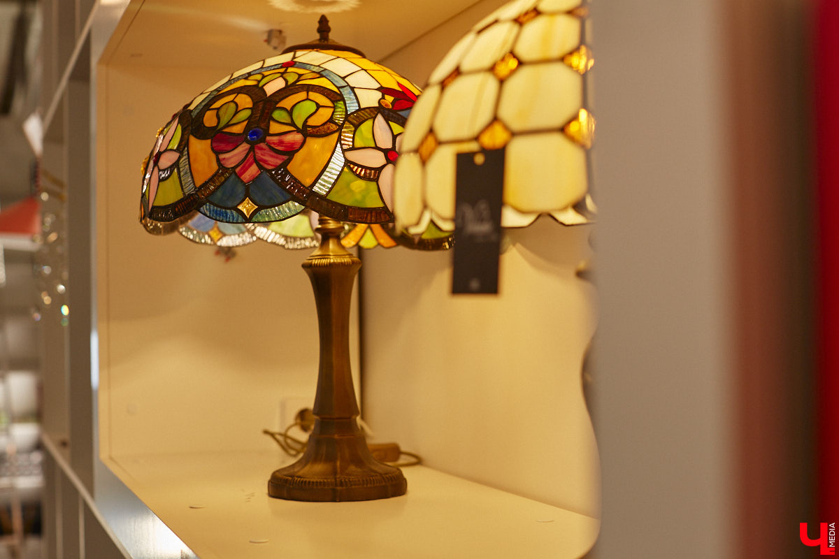 В преддверии Нового года на первом этаже центрального корпуса торгового комплекса «Тандем» в праздничной обстановке открылось инновационное пространство «Put in light» . В нем представлены современные модели светильников, трековых систем, климатического оборудования, каминов, а также мебель и элементы декора для дома. Все это уникальный проект бизнес-леди и дизайнера Александры Гурьяновой. Подробности в нашем материале.