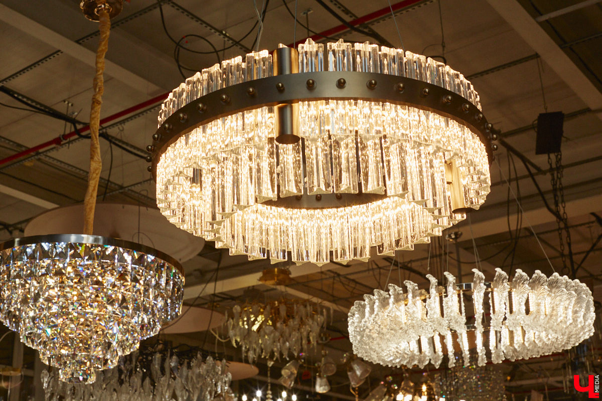 В преддверии Нового года на первом этаже центрального корпуса торгового комплекса «Тандем» в праздничной обстановке открылось инновационное пространство «Put in light» . В нем представлены современные модели светильников, трековых систем, климатического оборудования, каминов, а также мебель и элементы декора для дома. Все это уникальный проект бизнес-леди и дизайнера Александры Гурьяновой. Подробности в нашем материале.