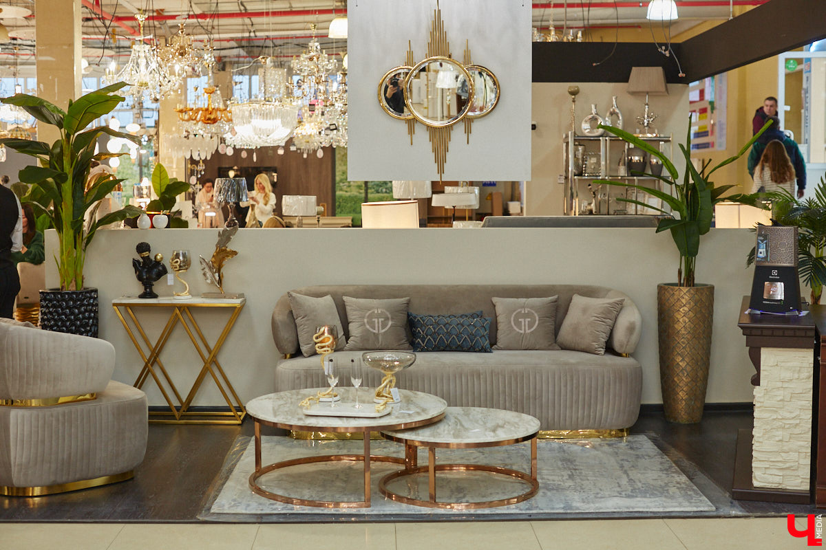 В преддверии Нового года на первом этаже центрального корпуса торгового комплекса «Тандем» в праздничной обстановке открылось инновационное пространство «Put in light» . В нем представлены современные модели светильников, трековых систем, климатического оборудования, каминов, а также мебель и элементы декора для дома. Все это уникальный проект бизнес-леди и дизайнера Александры Гурьяновой. Подробности в нашем материале.