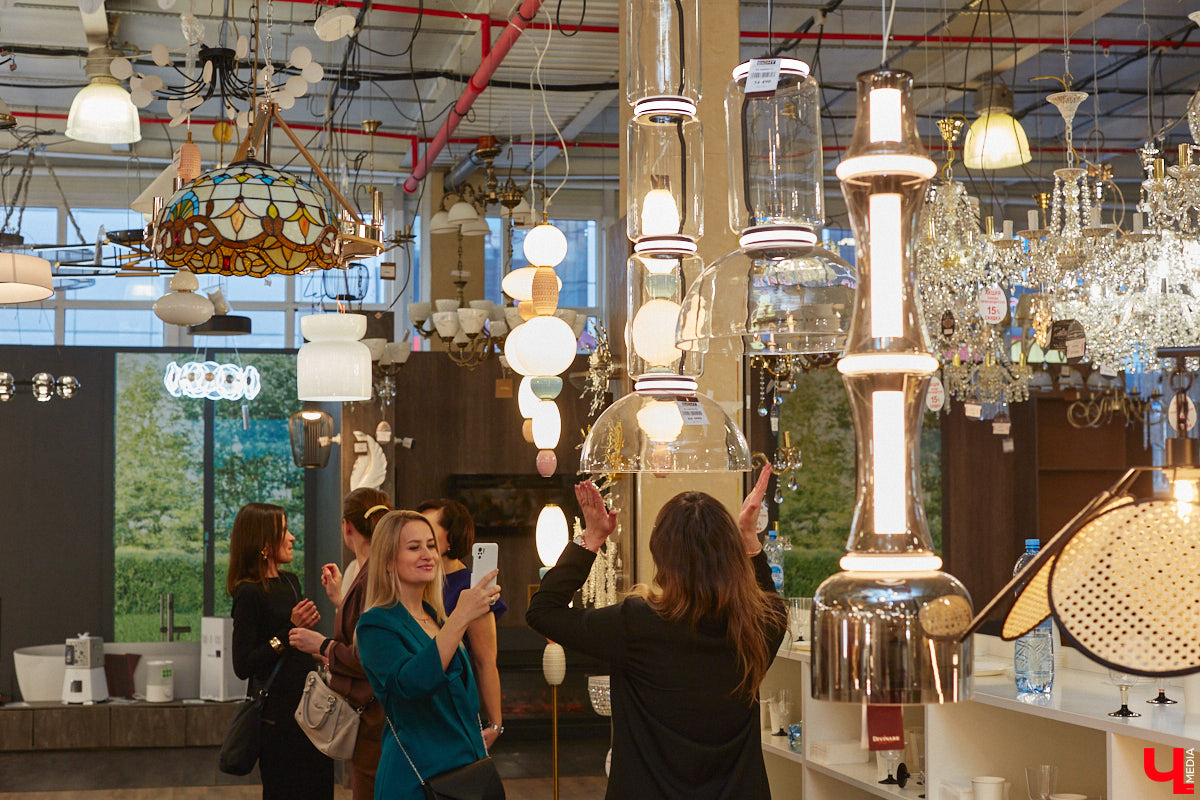 В преддверии Нового года на первом этаже центрального корпуса торгового комплекса «Тандем» в праздничной обстановке открылось инновационное пространство «Put in light» . В нем представлены современные модели светильников, трековых систем, климатического оборудования, каминов, а также мебель и элементы декора для дома. Все это уникальный проект бизнес-леди и дизайнера Александры Гурьяновой. Подробности в нашем материале.