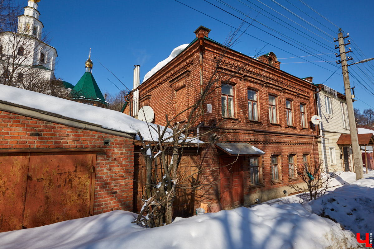 Николай Чудотворец является одним из самых почитаемых христианских святых на Руси, покровителем путешественников, сирот и детей. А еще считалось, что он одаривает подарками накануне Нового года. Почему? Дело в том, что при жизни он был известен как щедрый меценат. Неудивительно, что в честь данной персоны возведено множество церквей, в том числе и во Владимире. Давайте вместе прогуляемся по местам, хранящим память о нем.