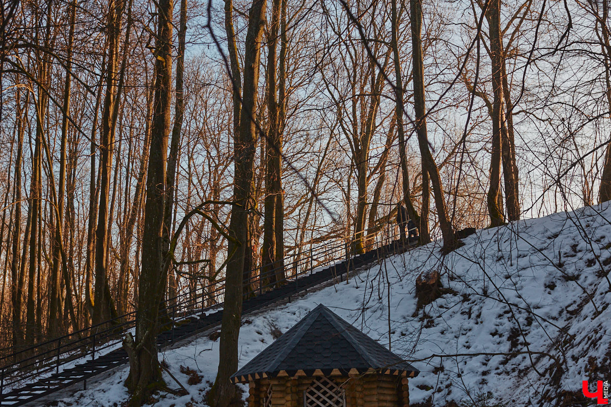 Популярная эколокация около деревни Уварово как магнит притягивает жителей областного центра. Ежедневно туда приезжают десятки людей с бутылками и канистрами, дабы набрать чистой воды. «Ключ-Медиа» побывал на недавно облагороженном источнике и оценил результат.