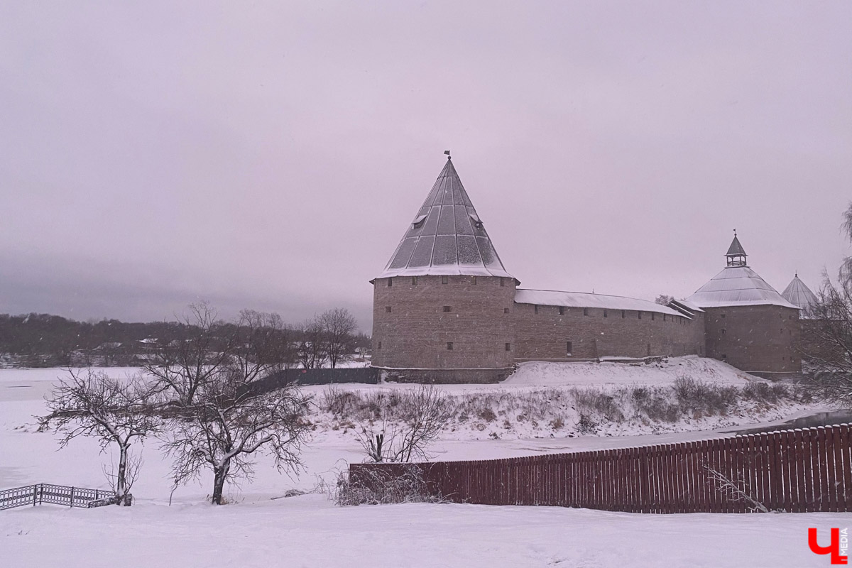 В   лесах заснеженной Карелии обосновался сказочный Талвиукко   — так зовут местного Деда Мороза. Корреспондент «Ключ-Медиа» побывала в   гостях у   главного зимнего волшебника республики, с   ветерком прокатилась на   его верных мини-оленях и   отведала знаменитого местного чая с   морошкой. Как добраться в   резиденцию из   Владимира, сколько стоит подобное развлечение и   что еще интересного можно увидеть в   дороге   — читайте в   нашем обзоре.